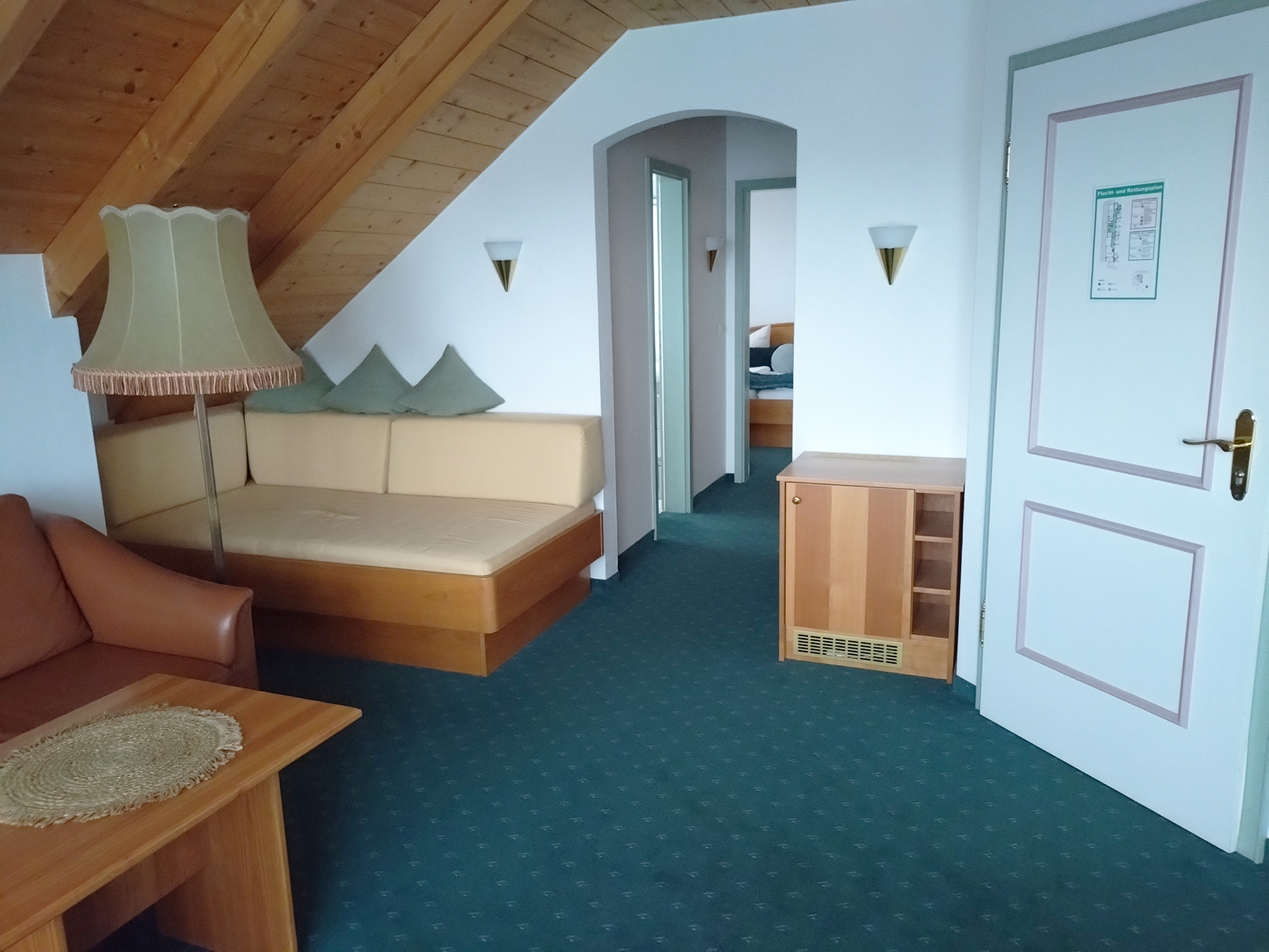 Apartment-Wohnraum mit Sofa und Couchtisch